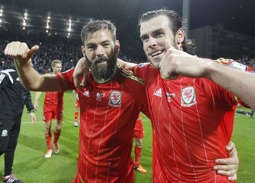 Gareth Bale (a destra) fa festa con Joe Ledley dopo la sconfitta indolore in Bosnia: il Galles  qualificato per Euro 2016. Getty
